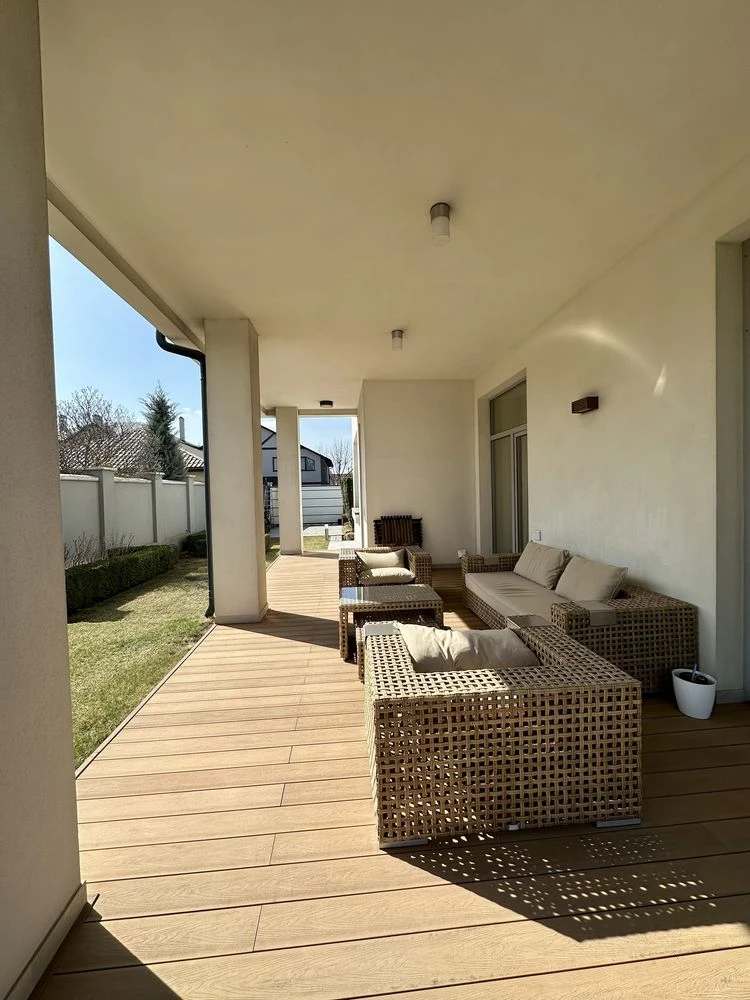 Sauvignon. Contemporary house 550 sq.m. The plot is 14 acres.