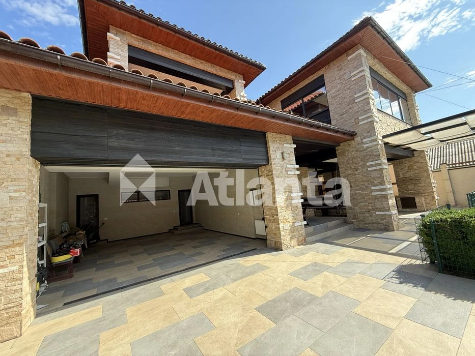 3-storey house of new construction made of red brick! Why