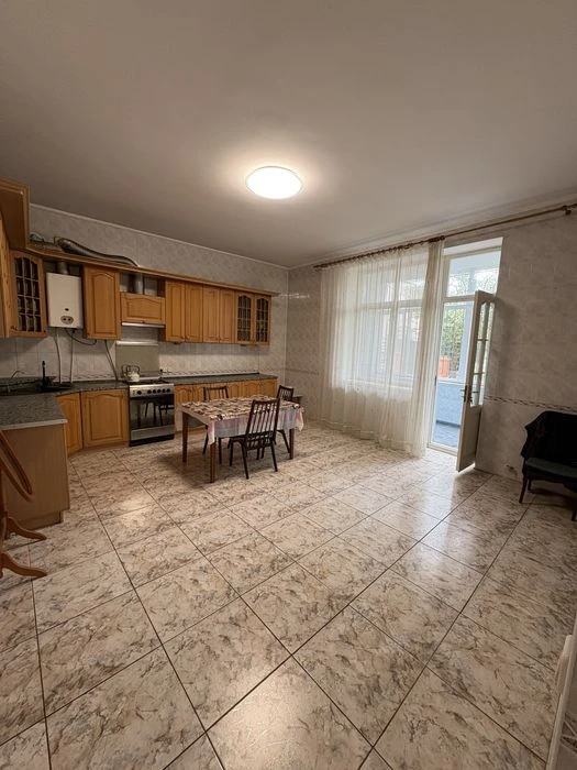 Продаж 2-х поверхового будинку в Центрі міста-250кв.м.Вул.Се