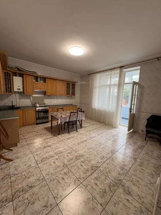 Продаж 2-х поверхового будинку в Центрі міста-250кв.м.Вул.Се