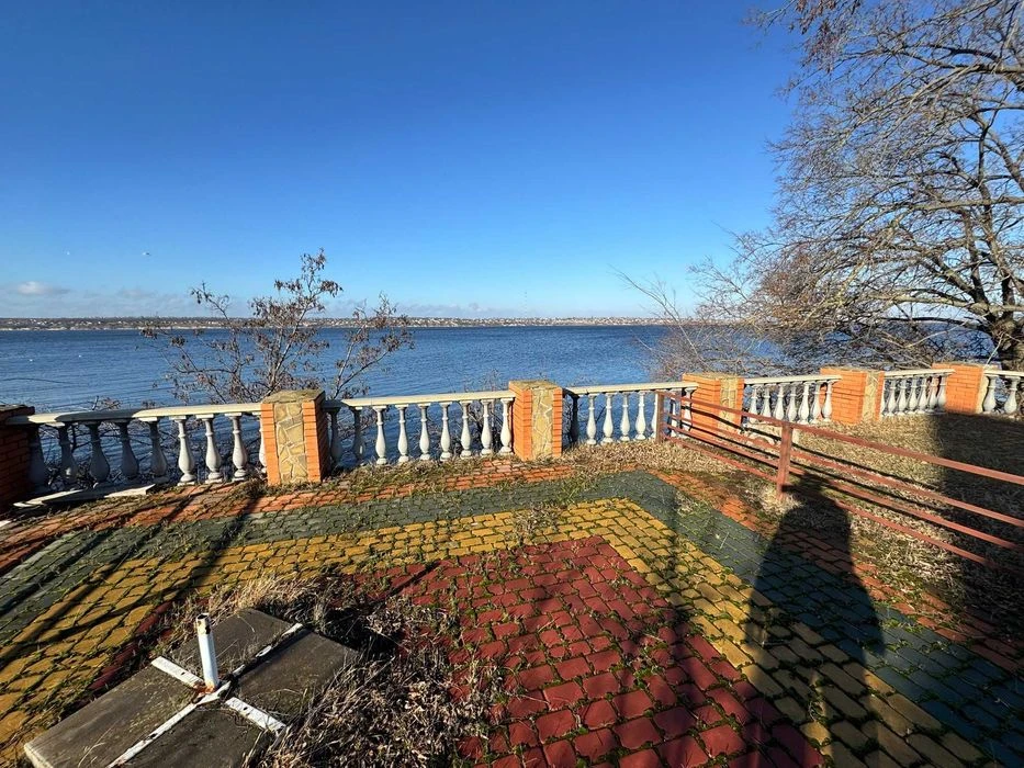 Леваневців будинок 550 кв.м. на березі річки