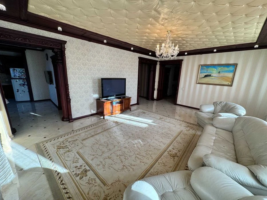 Леваневців будинок 550 кв.м. на березі річки