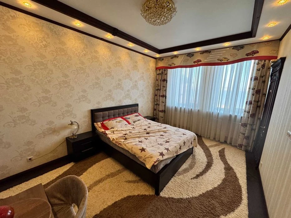 Леваневців будинок 550 кв.м. на березі річки