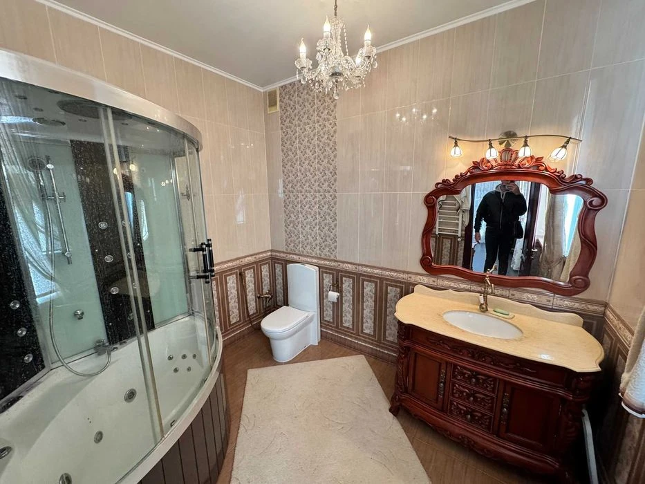 Леваневців будинок 550 кв.м. на березі річки