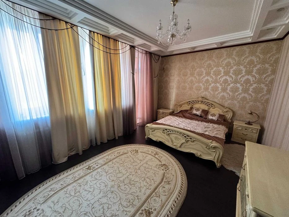 Леваневців будинок 550 кв.м. на березі річки
