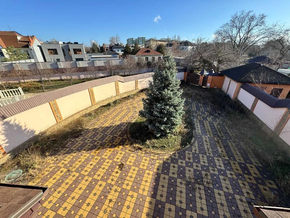 Леваневців будинок 550 кв.м. на березі річки