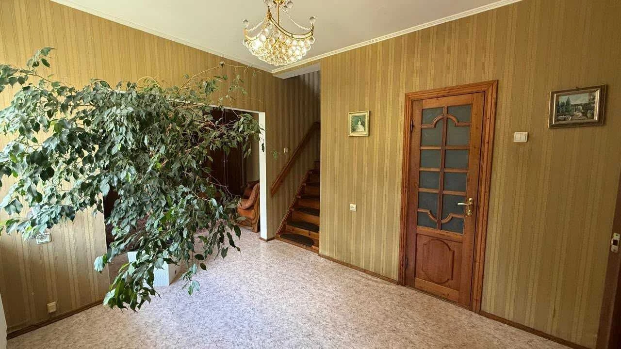Продаж 2 поверхового мебльованого будинку 104.8 кв. м з гара