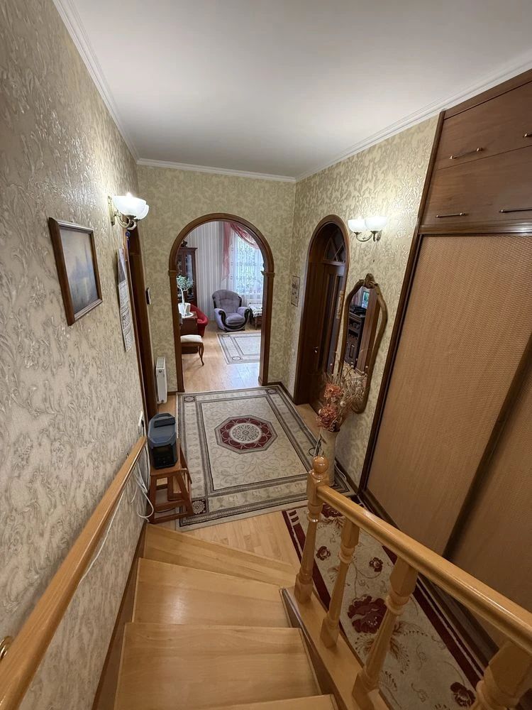 Продаю добротный 2-х этажный дом, р-н Ленского РОВД, ул. 9 л