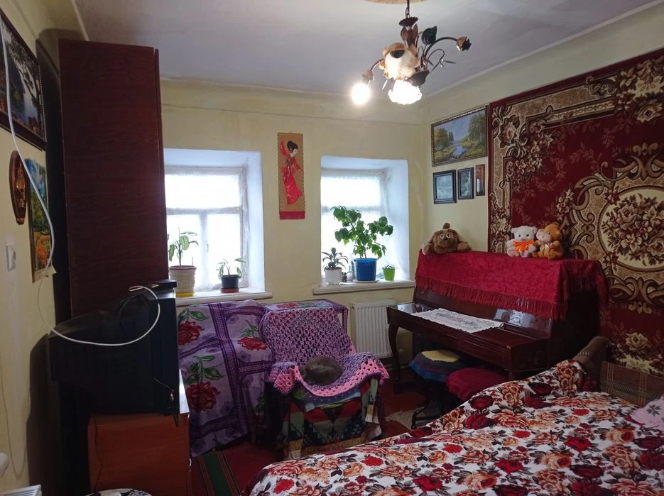 Продам дом - 4 ком., можно на 2 семьи, космет ремонт. Район