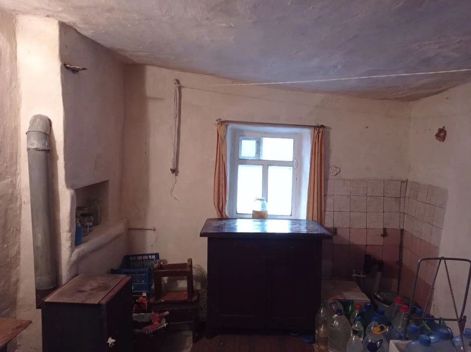 Продам дом - 4 ком., можно на 2 семьи, космет ремонт. Район
