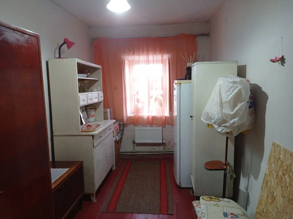 Продам дом - 4 ком., можно на 2 семьи, космет ремонт. Район