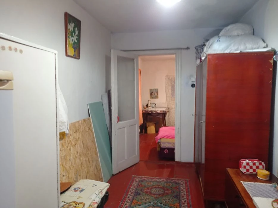 Продам дом - 4 ком., можно на 2 семьи, космет ремонт. Район