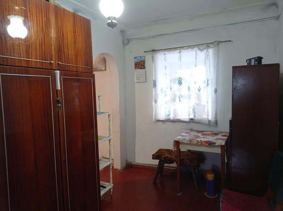 Продам дом - 4 ком., можно на 2 семьи, космет ремонт. Район