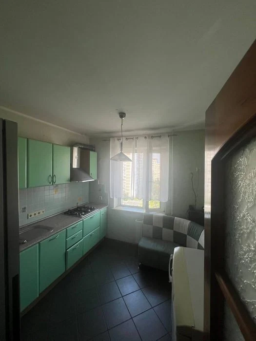 Harnyusya three-room apartment near the Kharkivskaya metro station