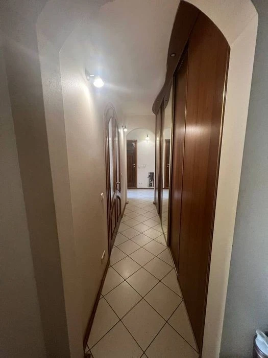 Harnyusya three-room apartment near the Kharkivskaya metro station