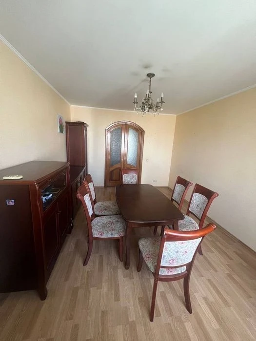 Harnyusya three-room apartment near the Kharkivskaya metro station