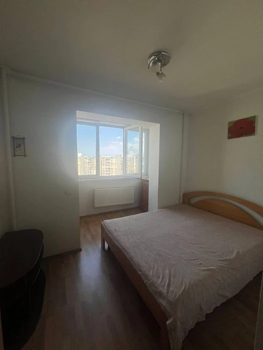 Harnyusya three-room apartment near the Kharkivskaya metro station