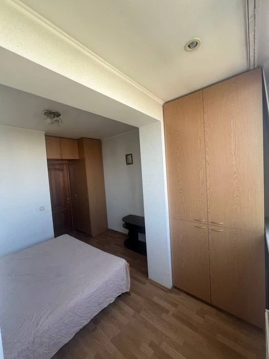 Harnyusya three-room apartment near the Kharkivskaya metro station