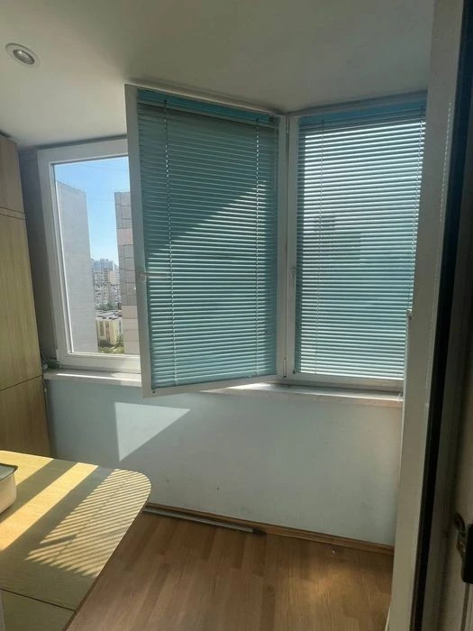 Harnyusya three-room apartment near the Kharkivskaya metro station