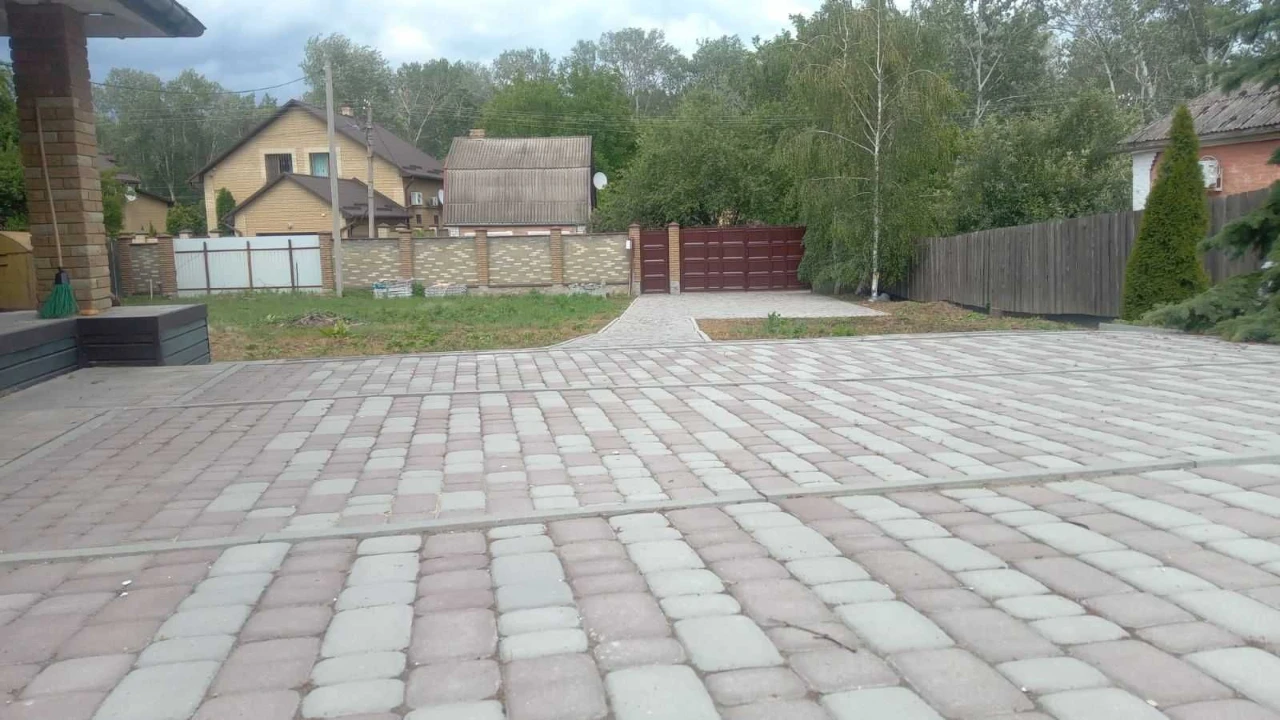 Сучасний 2- поверховий будинок, напроти річка. Власник