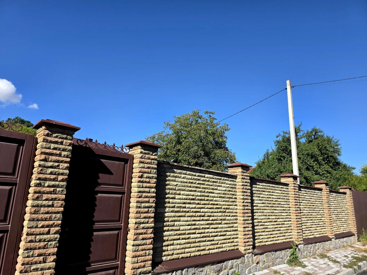 Сучасний 2- поверховий будинок, напроти річка. Власник
