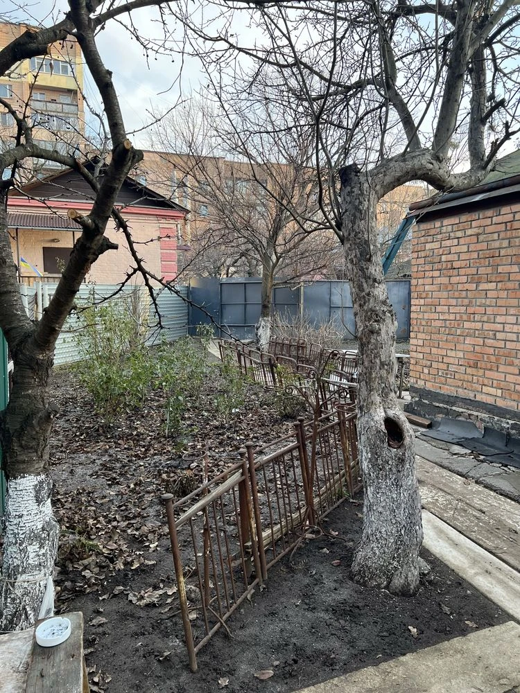 Будинок в центрі приватизована ділянка!!