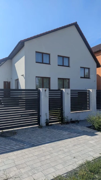 Продаж  нового просторого будинку мкр. Східний  ( можна на 2