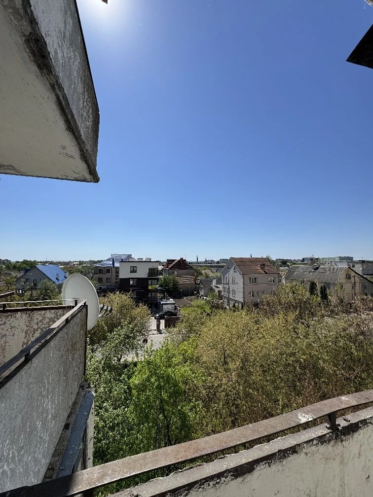 Є 3-кімнатна квартира з роздільними кімнатами