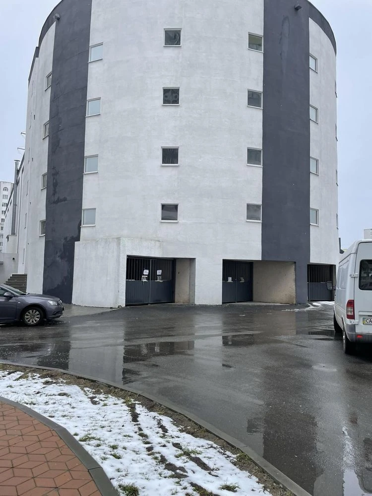 Гаражний бокс новий в центрі автоматичні ворота,електрика