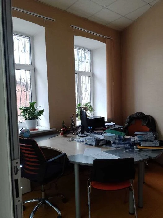 For sale 2 sq.m. with office renovation in the Center, Pl. Konstituts