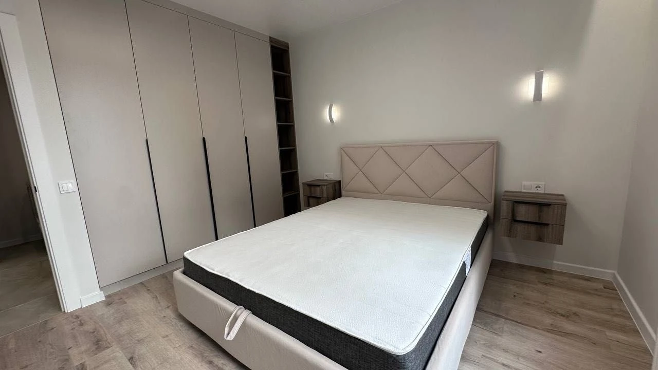 Продаж 1 км квартири поруч з річкою