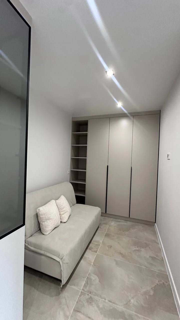 Продаж 1 км квартири поруч з річкою