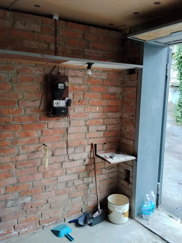 Гараж около озера Чеха.
