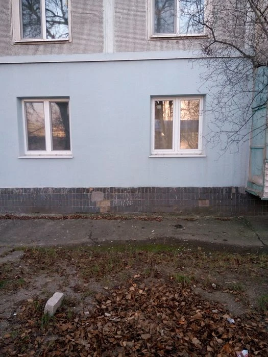Продам четырехкомнатную квартиру 1 этаж ОСМД в жилом состоянии.