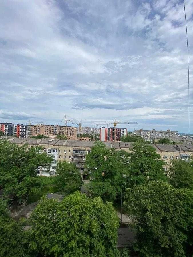 Продається 2 кімнатна квартира на вулиці Коновальця
