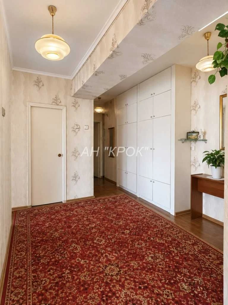 Продаж 3-к квартири поруч 38 Школи в Центрі міста !!