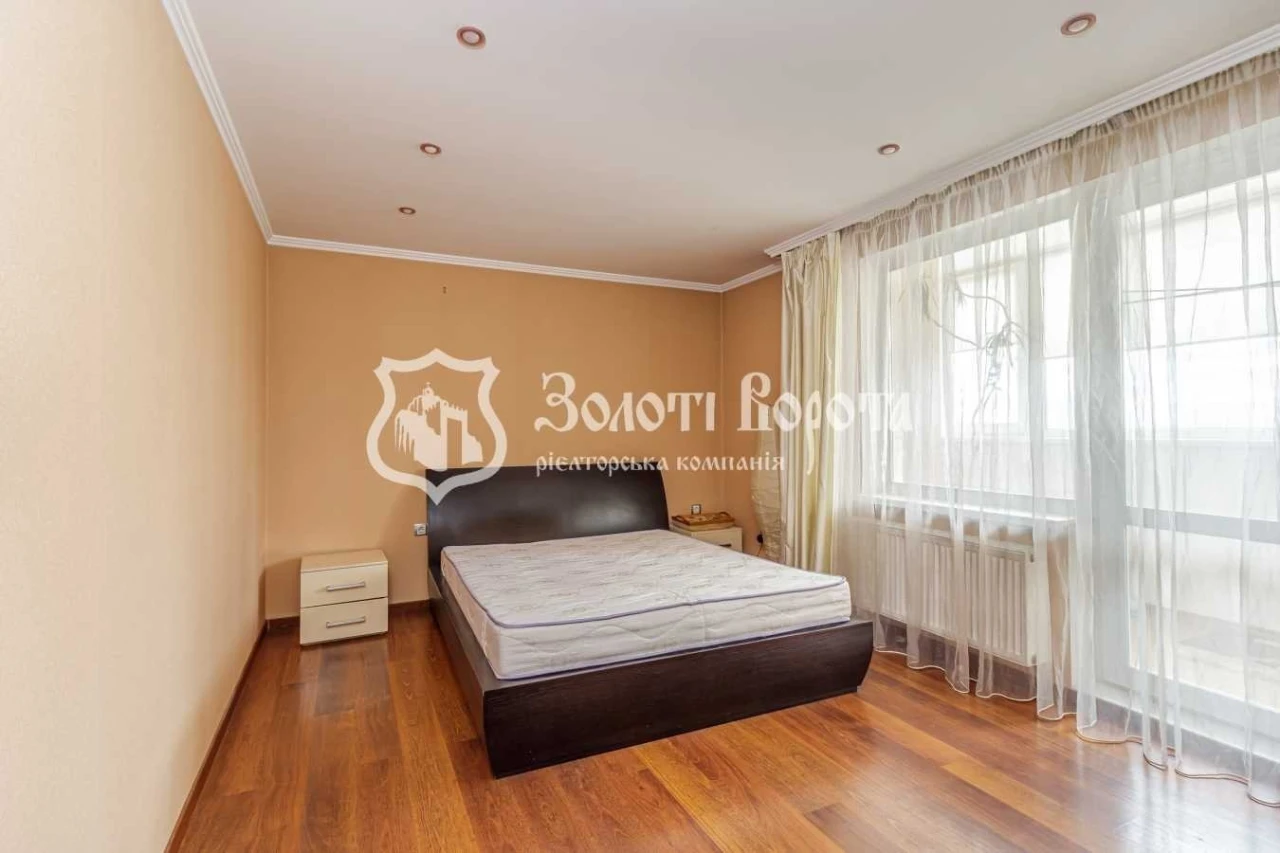 Sale of a 2-room apartment of 73 m², Darnytskyi Bul., 8