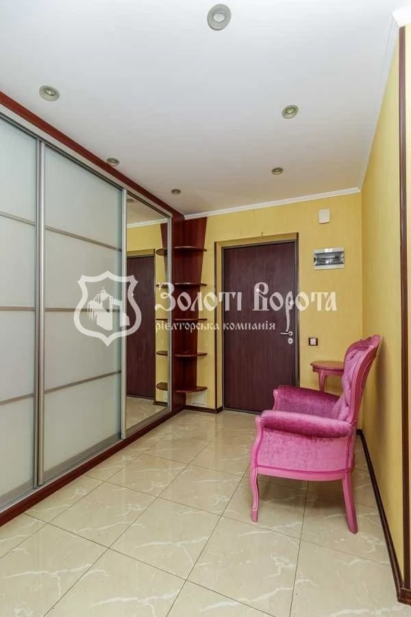 Sale of a 2-room apartment of 73 m², Darnytskyi Bul., 8