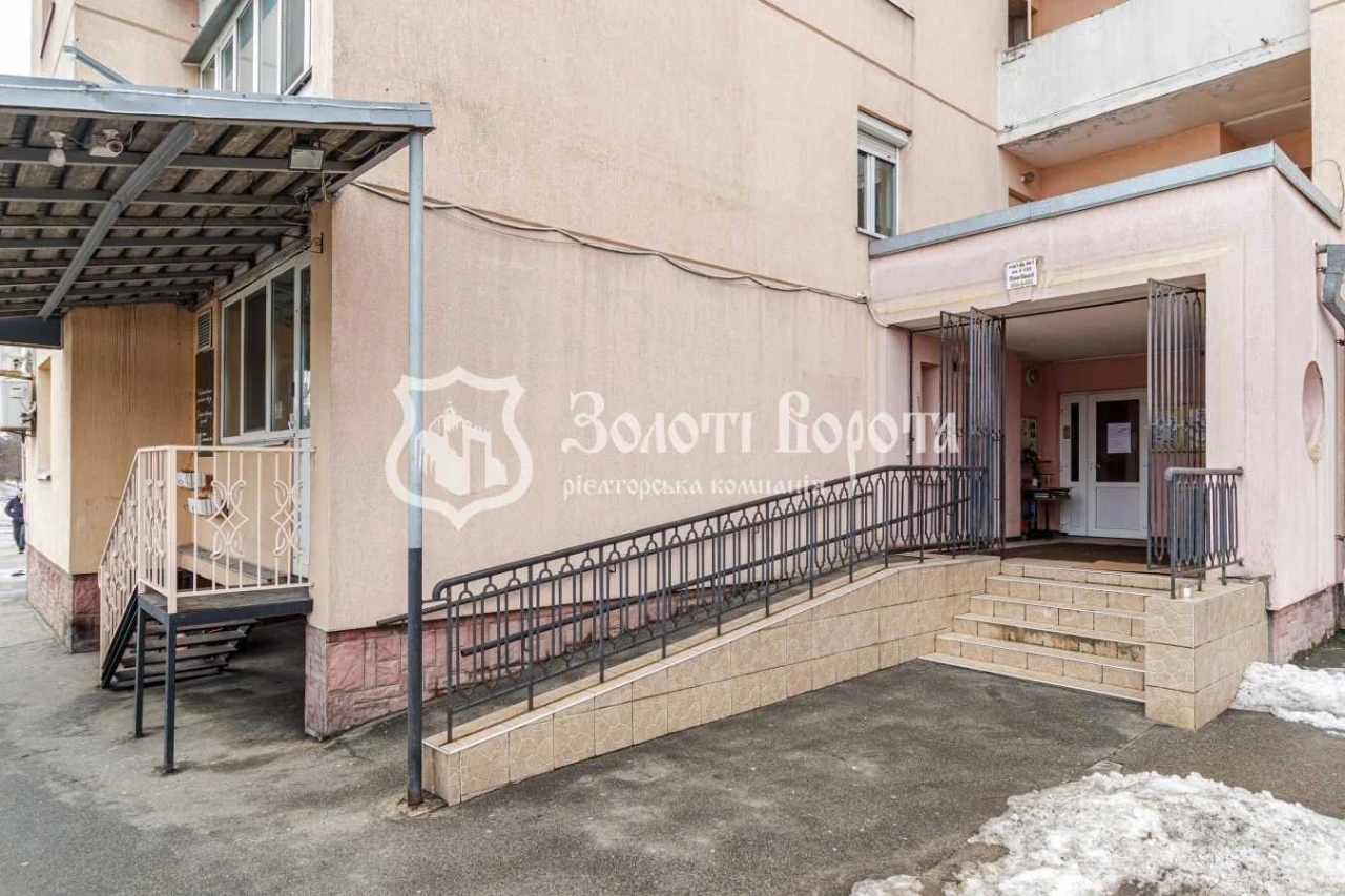 Sale of a 2-room apartment of 73 m², Darnytskyi Bul., 8