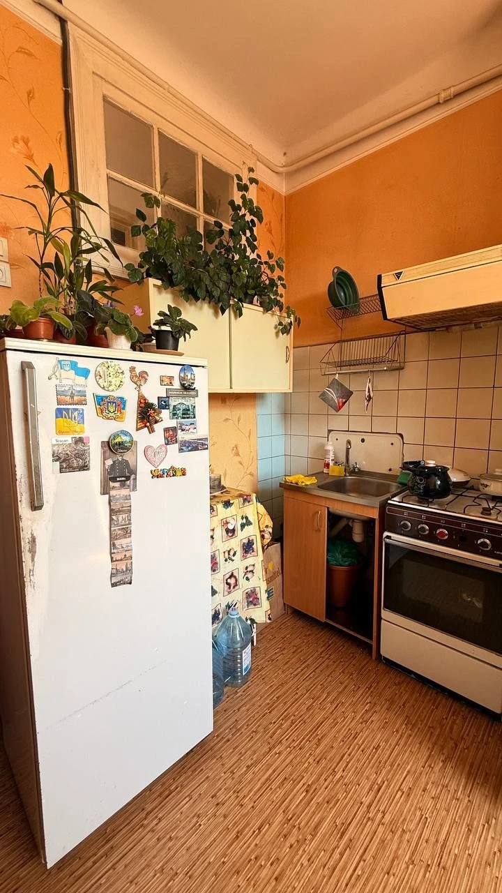 Продам 2 комнатную Сталинку в центре