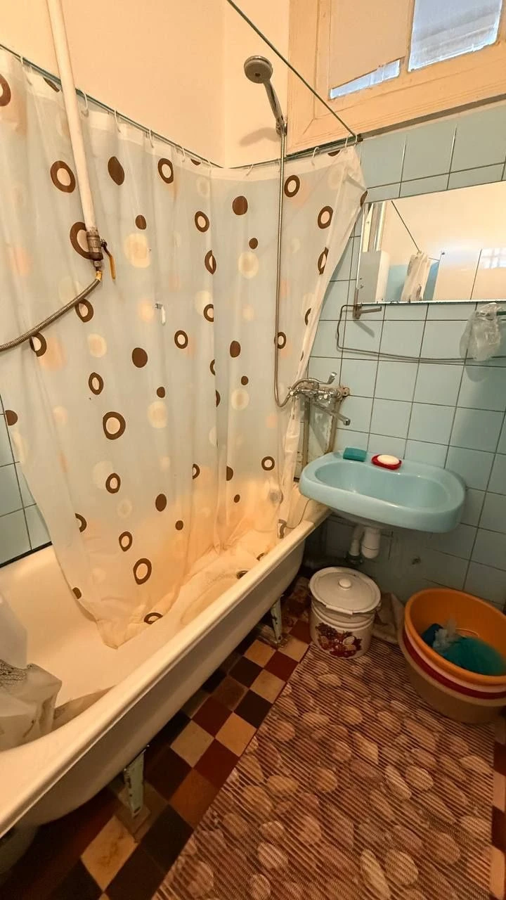 Продам 2 комнатную Сталинку в центре