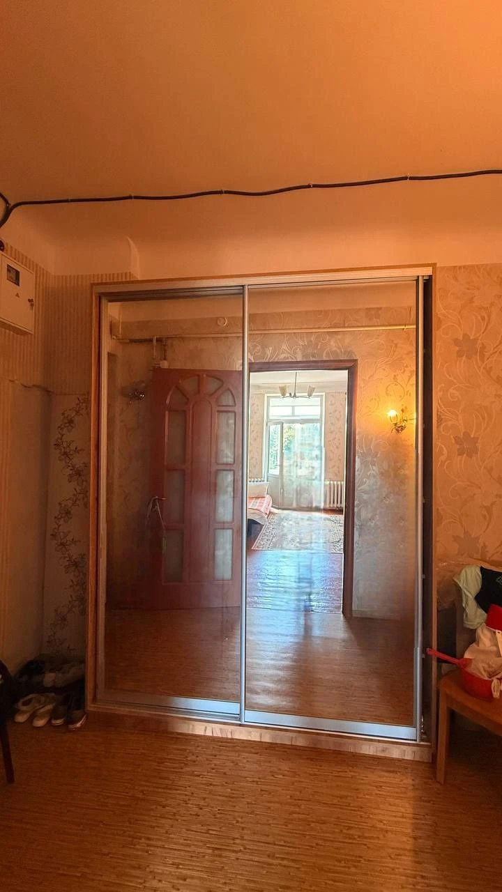 Продам 2 комнатную Сталинку в центре