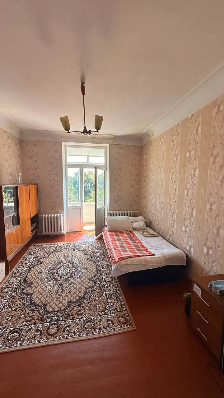 Продам 2 комнатную Сталинку в центре