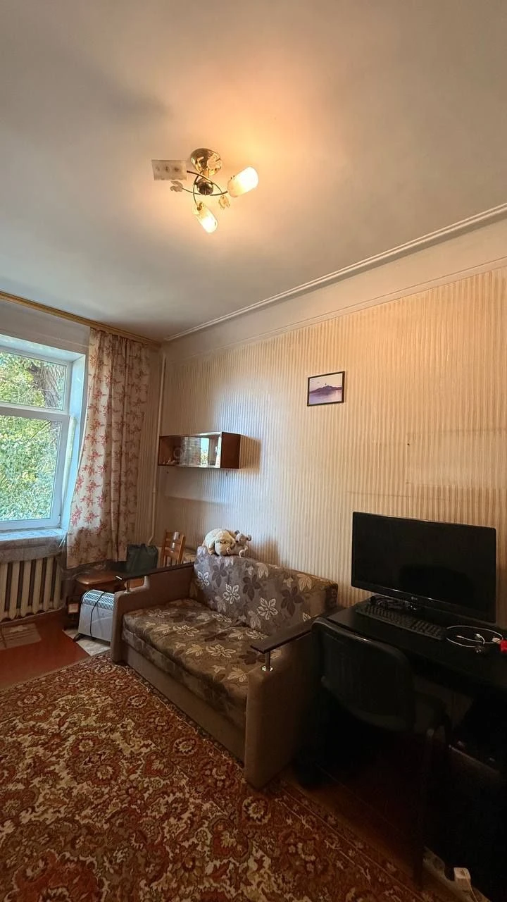 Продам 2 комнатную Сталинку в центре