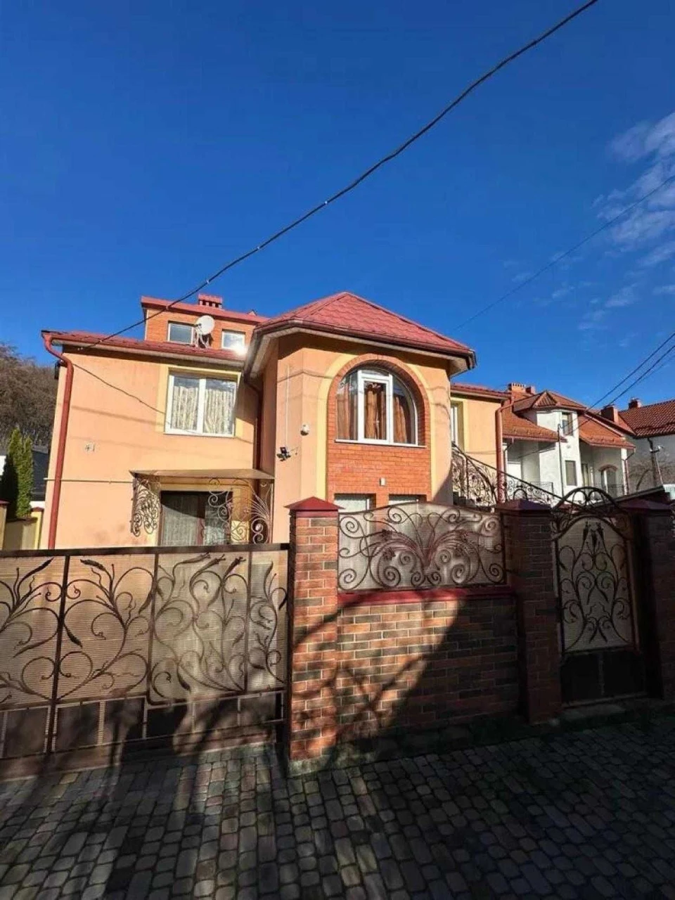 Будинок в лісопарковій зоні з власною земельною ділянкою вул