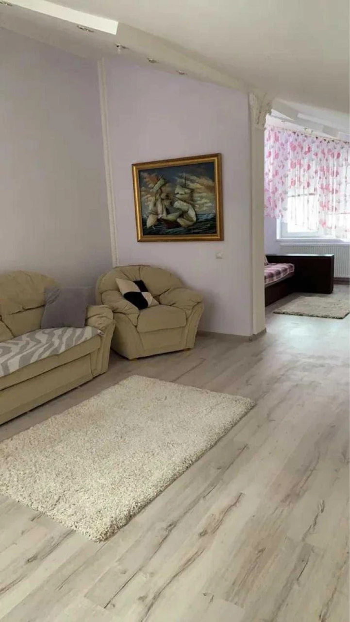 Будинок в лісопарковій зоні з власною земельною ділянкою вул