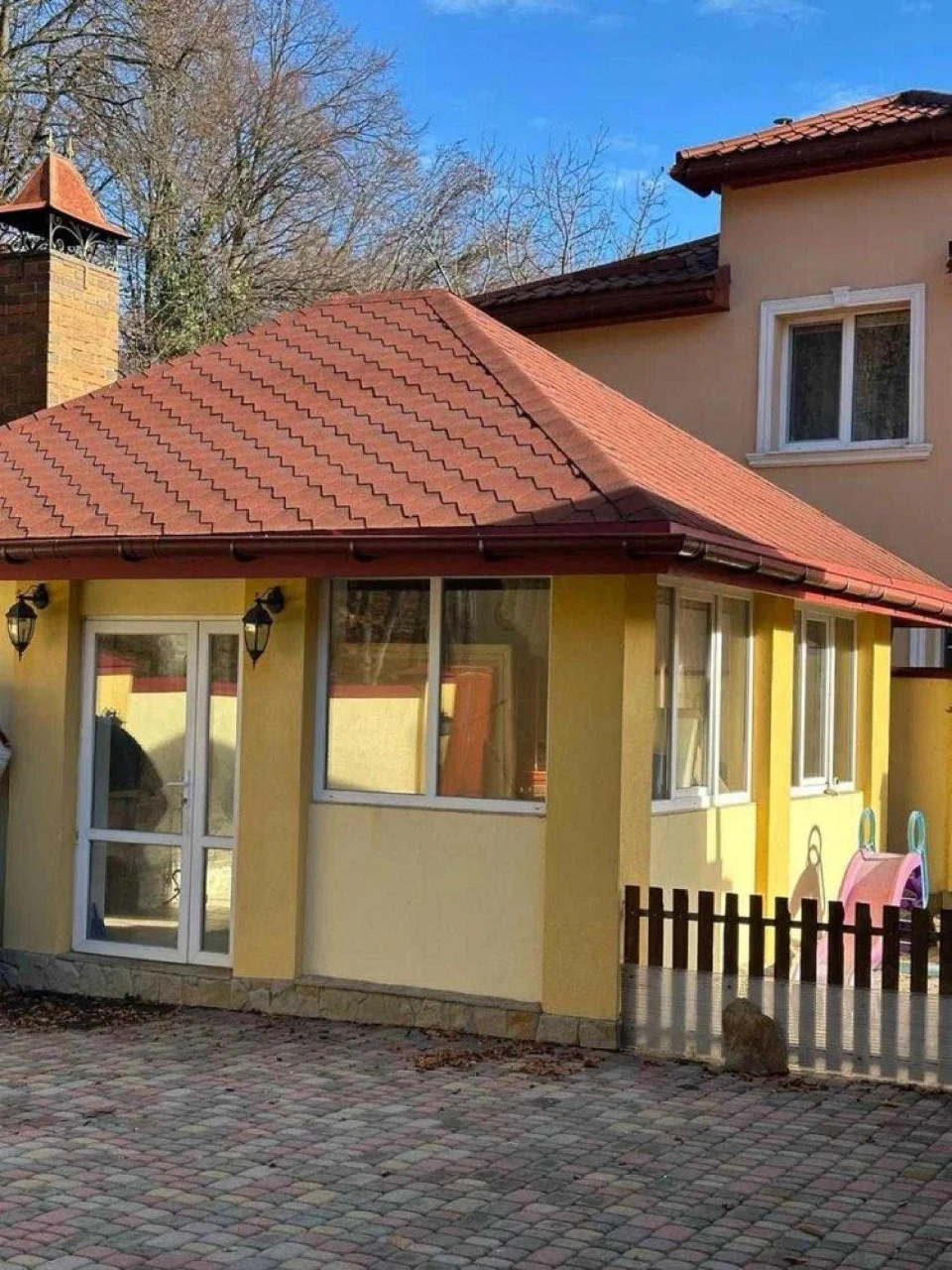 Будинок в лісопарковій зоні з власною земельною ділянкою вул