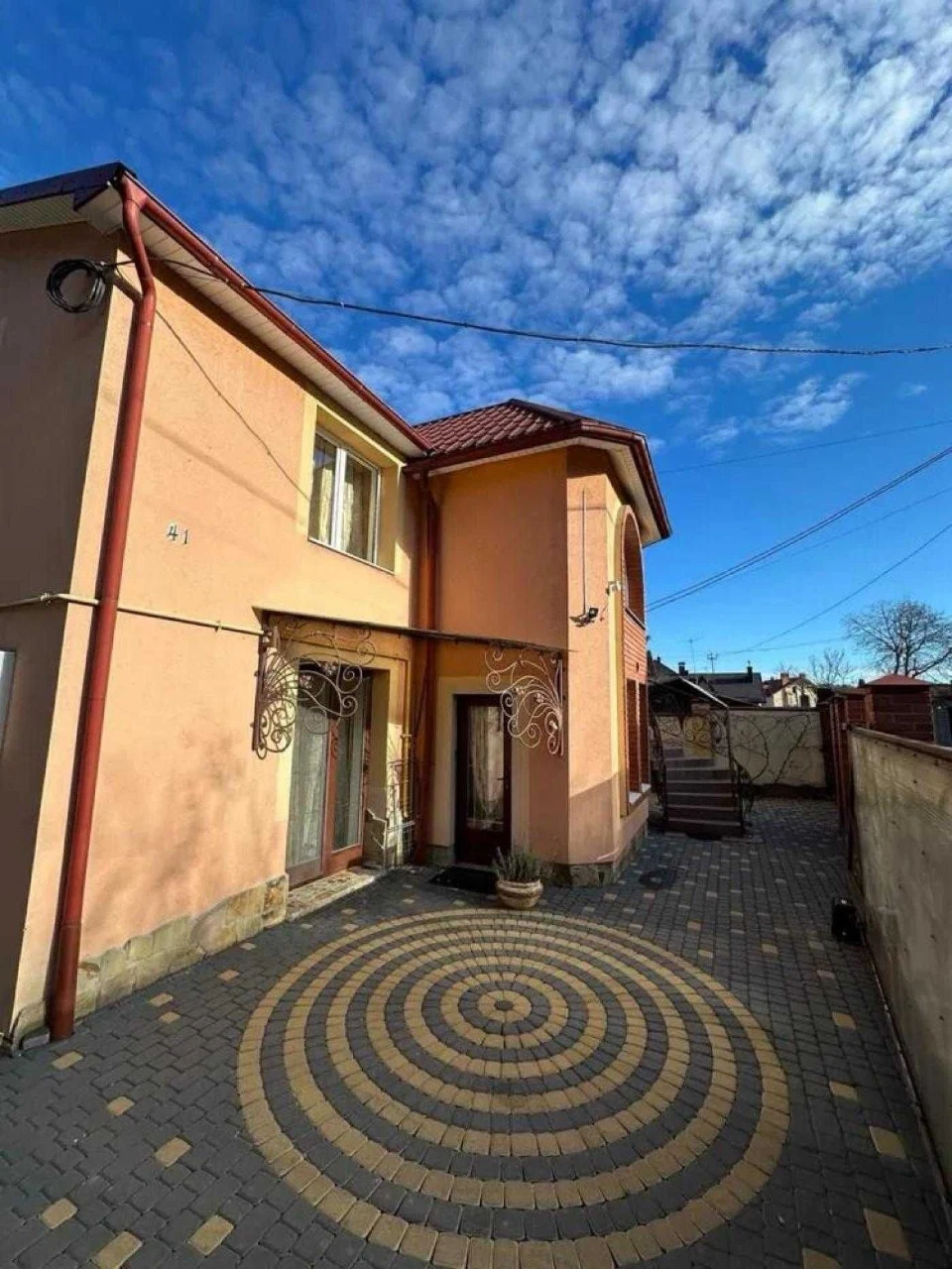 Будинок в лісопарковій зоні з власною земельною ділянкою вул