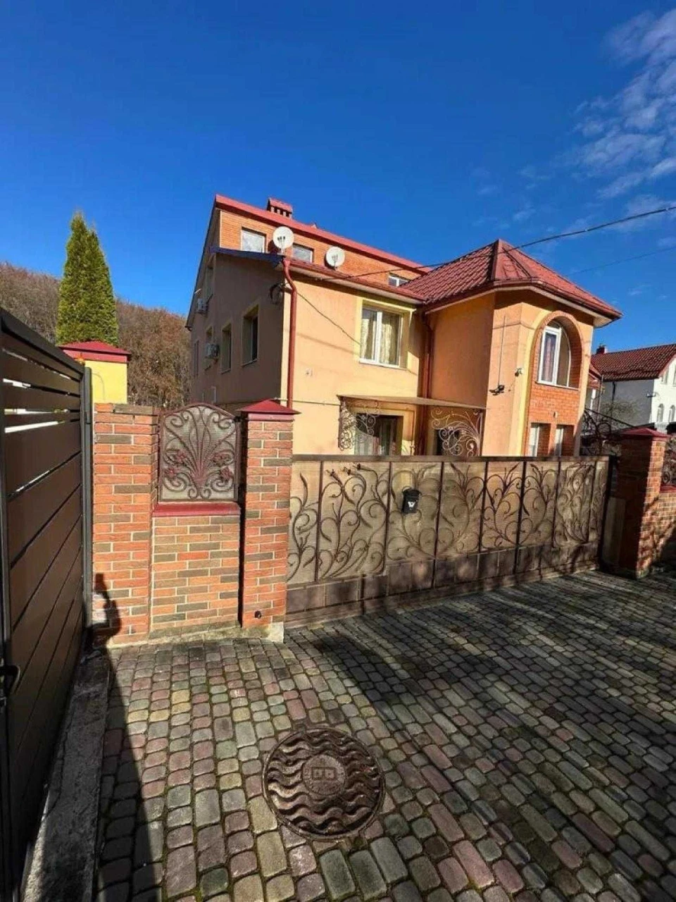 Будинок в лісопарковій зоні з власною земельною ділянкою вул