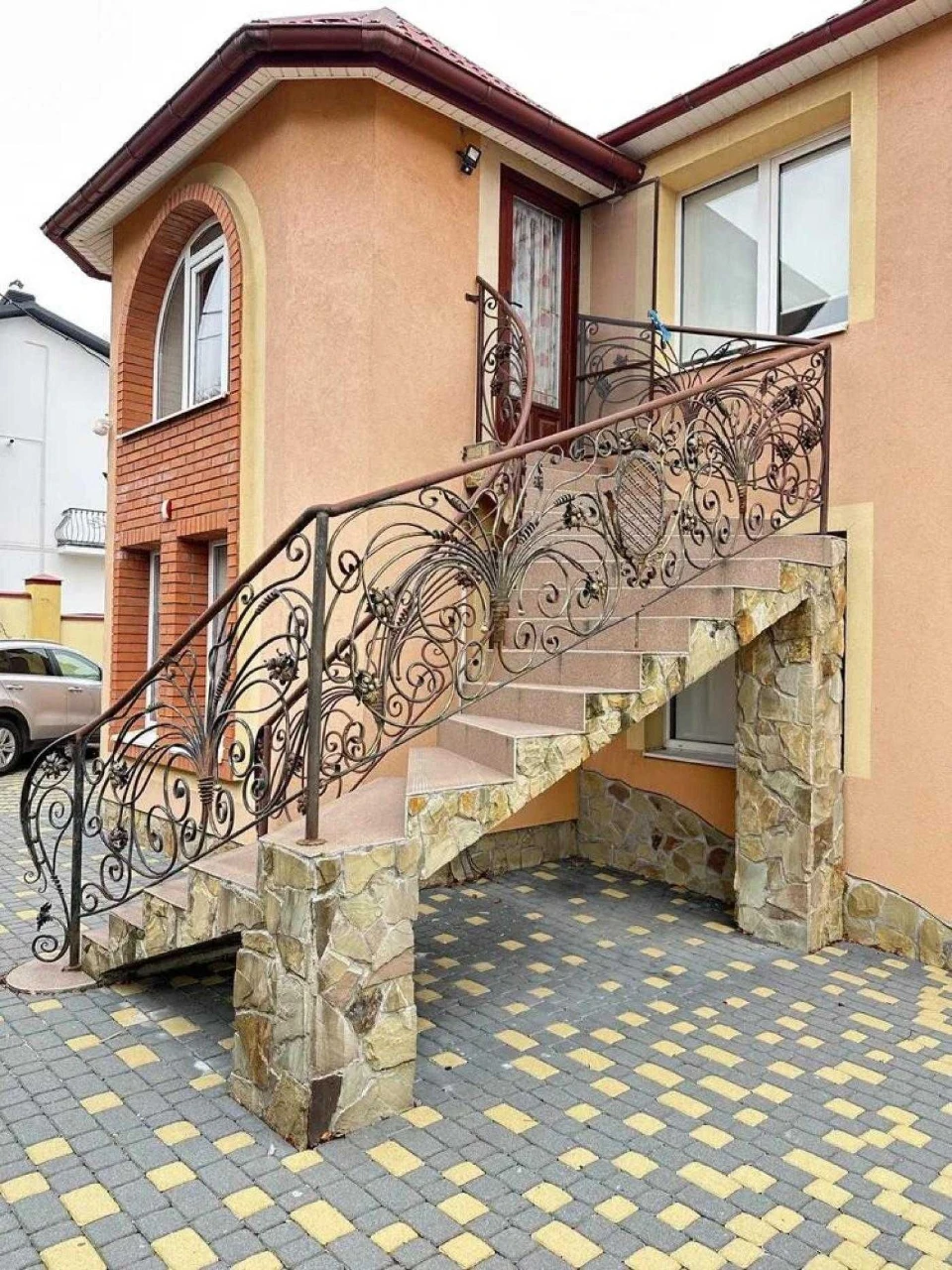 Будинок в лісопарковій зоні з власною земельною ділянкою вул